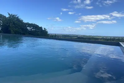 Image de magnifique villa avec piscine sur les hauteur avec vue mer et plaine