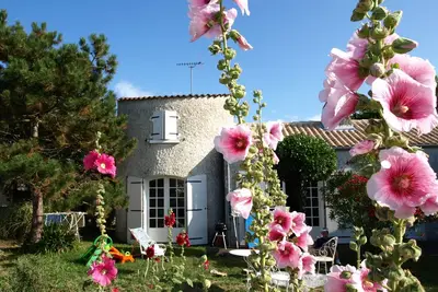 Image de située dans un \"ancien petit village de pêcheurs\" près du phare de Chassiron