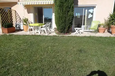 Image de appart en rez de chaussée avec terrasse, jardin dans villa