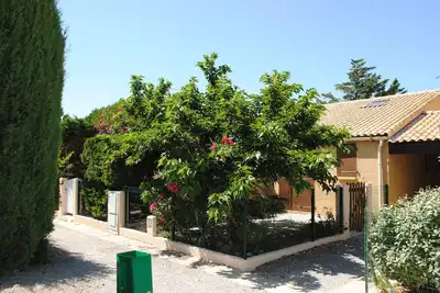 Image de villa dans résidence familiale avec piscine