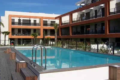 Image de 3 pièces climatisé dans résidence avec piscine à 2 pas des plages