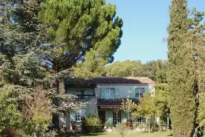 Image de Maison familiale au pied du Lubéron avec grand jardin et piscine