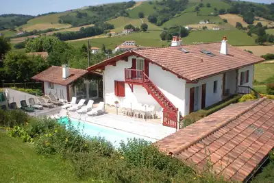 Image de Maison traditionnelle basque avec  piscine  et  cuisine d'été