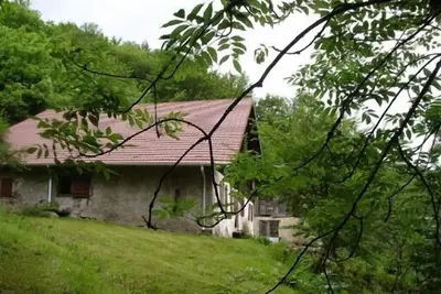 Cette ancienne maison vous offre calme, sérénité, pêche au coeur de la nature.