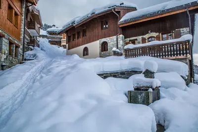 Image de Chalet 10-12 personnes au coeur du Hameau de la Tania, en plein centre station