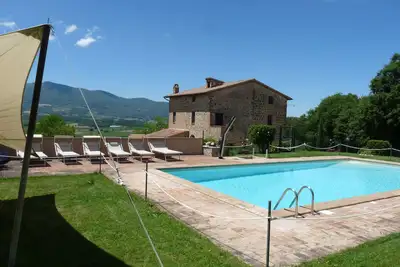 Image de Maison à la campagne, avec jardin et piscine clôturée entre Ombrie et Toscane