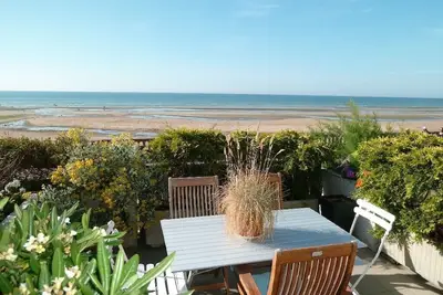 Image de Face à la mer avec terrasse surelevée et accès unique direct plage