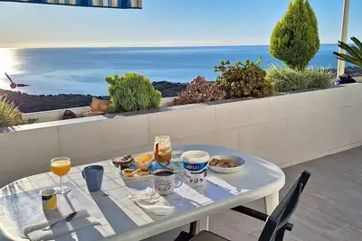 Image de Superbe appt\/2 chambres\/3 lits\/2wc\/2 SdeB\/clim\/piscine\/vue pano mer château