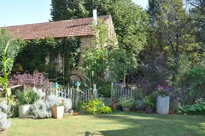 Gite 4 pers. en Dordogne entouré d'arbres et proche d'une auberge traditionnelle