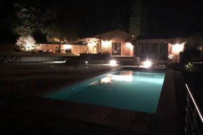 Image de Mas en pierre avec sa piscine sur la commune de Gordes