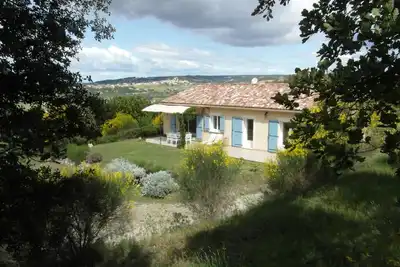 Image de Maison sur les collines de Provence avec vue sur vignoble. . .