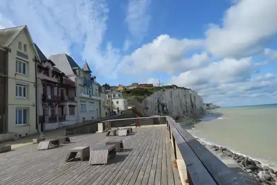 Image de Face Ă la mer, devant la plage et Ă 2mn Ă pied centre ville