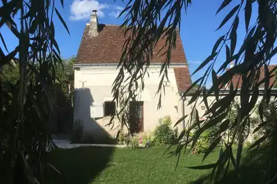 Image de La petite maison dans le jardin fleuri