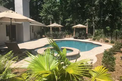 Image de Maison récemment rénovée avec piscine dans la plantation - près de la plage!