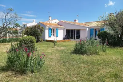 Image de Très calme, 5mn plage\/10mn commerces à vélo, grand jardin avec vue château\/Wifi.