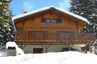 Image de Chalet avec vue sur les Alpes, 4 chambres, idéal pour les vacances.