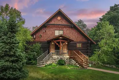 Image de Escapade luxueuse en chalet rustique sur le lac Loon. Construit en 2013