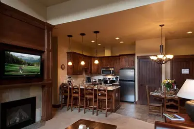 Image de Luxe Spacieux deux chambres à Grand Lodge at Pic 7!