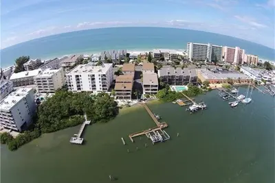 Image de Condo Beach Retreat avec accès au golfe et à l'Intracoastal.
