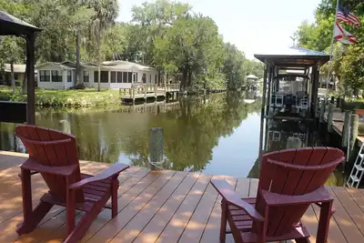 Image de Front de mer Homosassa avec bateau en eau profonde du quai