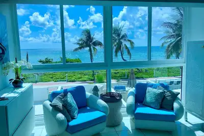 Image de Deux étages Beach House avec vue sur l'océan sans fin et une terrasse de 500 Sqft! !