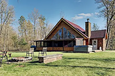 Image de Retiré Northwoods Getaway-étang de baignade privé, bain à remous, et 70 hectares de bois