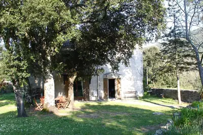 Image de Maison de Caractère dans jardin arboré proche mer et riviere