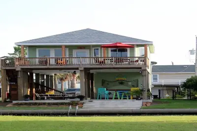 Image de Maison du Canal. Famille et animaux domestiques. Vélos et kayaks