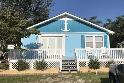 Image de Cottage de plage accueillant pour les chiens récemment rénové à Oak Island, avec accès à la plage!