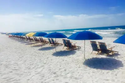 Image de Beachfront-Nouveau Granit -W / Beach Service-King Bed -Steps2Beach- Gnd Floor-Unit102