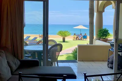 Au niveau du sol, sur la plage devant 4 spots de surf