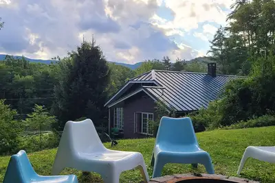 Image de Clean & Serene 4 Br House avec vue sur la montagne et la rivière. Idéal pour les groupes!