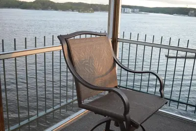 Image de Magnifique vue de 7 milles sur le canal principal! Lac des Ozarks