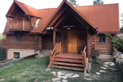 Image de Cabane en rondins construite à la main dans la forêt de Ponderosa