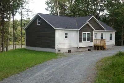 Image de Maison neuve de 3 chambres sur 300 acres avec étang privé de 10 acres