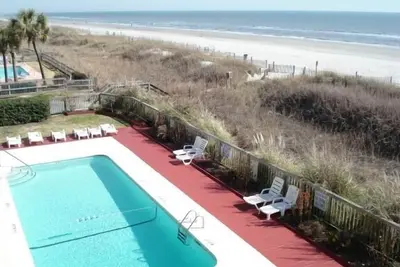 Image de Charmant Oceanfront Condo w / Pool! Soleil, sable et une boisson dans votre main!