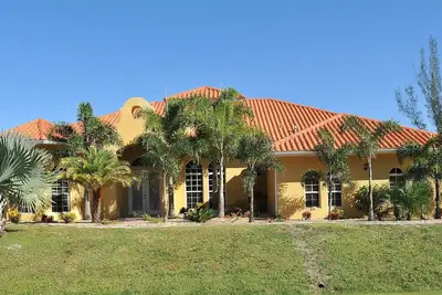 Image de 5 Star Exquisite Villa Retreat avec piscine sur Canal