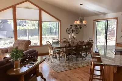 Image de Conviviale et familiale! Marchez vers Sharc! 8 laissez-passer Sharc, vélos, bain à remous, nouvelle climatisation!