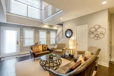 Le condo de Kensington Place. Un luxueux condo duplex de 3 chambres avec parking hors rue