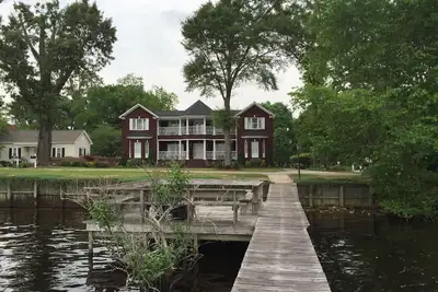 Image de Entièrement meublé à l'étage, cuisine équipée: Private Pier!