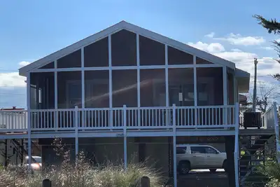 Image de Accès proche à la plage. Super vue sur la baie \/ l'océan. Récemment rénové.