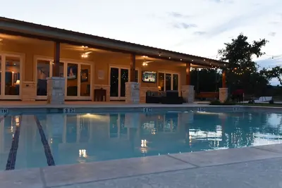 Image de 33 personnes, piscine privée et green, à 10 min du parc d'État Garner, Frio Riv.