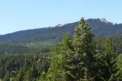 Condo de conception moderne, à distance de marche du télésiège avec vue sur la montagne