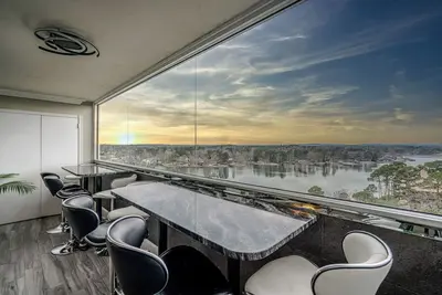 Image de 2br Luxe / 2ba, Gated lac Condo, parc couverte, Piscine, Wifi, Slip Bateau, vue sur le lac