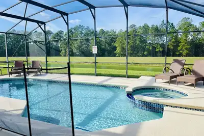Belle villa avec piscine et spa avec vue sur le lac, idéale pour les grands groupes, à 5 km de Disney