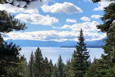Image de Tahoe City Cabin ~ Spectaculaire vue sur le lac! Marchez vers le lac et la ville * Wifi *
