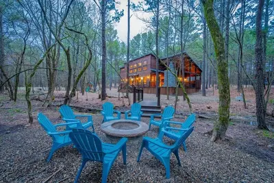 Image de Tout neuf! Fireside Creek Cabin 3br; 3Bth; 10 personnes, bain à remous Anneau de feu; Bunk Rm