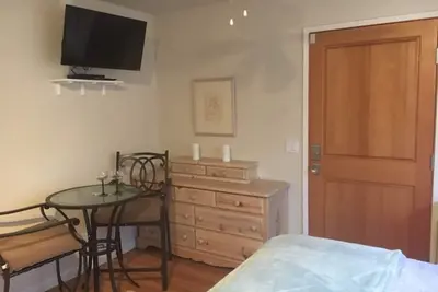 Image de Chambre très calme et paisible avec entrée privée et salle de bain privée