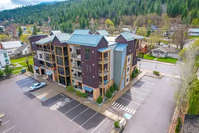 Image de Grand condo moderne avec cuisine complète sur piste cyclable - billets pour parc aquatique