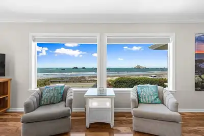 Image de Superbe propriété en bord de mer! Maison récemment rénovée avec des vues incroyables